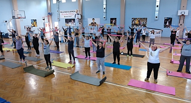 Menemenli kadınlar, ücretsiz pilates kursunda buluştu