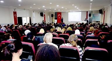 Bayraklı'da Serviks farkındalığı... Önal'dan 'erken teşhis' vurgusu