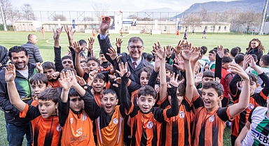 İzmir'de eğitimde Büyükşehir'in imzası var