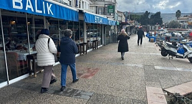 İzmirli Gazetecilerden Başkan Fıçı'ya eleştiriler... Masa ve sandalye kararına tepki!