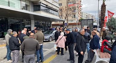 Karşıyaka'da pazarcı esnafından 'zam' tepkisi… Belediye binası önünde umutlu bekleyiş!