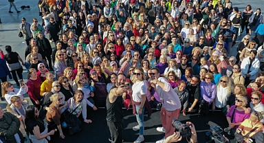 Konak yeni yıla dansla 'merhaba' dedi