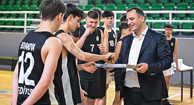 Başkan Eşki'den gençlere baklavalı moral ziyareti