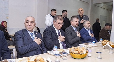 Başkan Tugay cemevindeki lokmaya ortak oldu