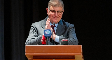 Şampiyonlar kupalarını Başkan Cemil Tugay'a teslim etti