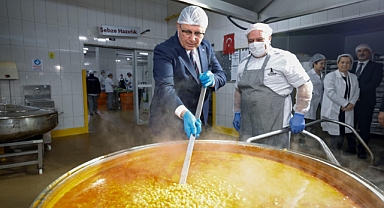 Başkan Tugay aşevinde yemek hazırlığına katıldı