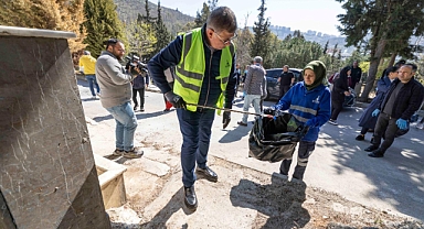 Başkan Tugay İzmirlilerle mezarlıkta çevre temizliği yaptı