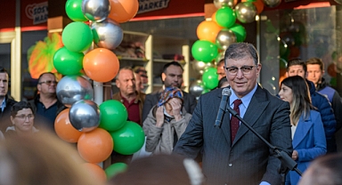 Başkan Tugay Menderes'te sosyal market açılışında konuştu: Belediyeleri engellemeye çalışıyorlar!
