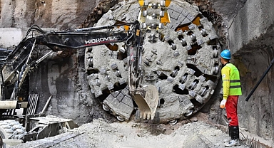 Buca Metrosu'nda yoğun tempo... Hasanağa Bahçesi İstasyonu'nda da ışık göründü