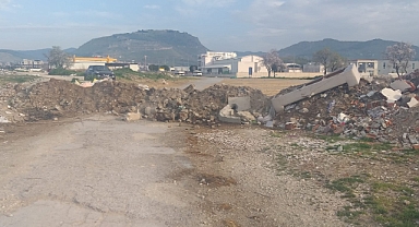 Çöpler görünmesin diye yolu kapattı… Tanju Başkanın yüz yıllık projesi!