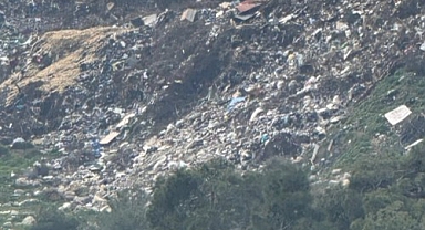 Foça yolunda çöp rezaleti! Vatandaşlardan Başkan Fıçı'ya tepki