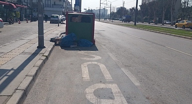 Güldüren hizmet… Karşıyaka'da artık çöp konteynerleri de otobüs bekliyor!