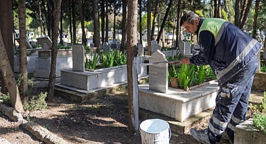 İzmir'de bayram öncesi mezarlıklara özel bakım