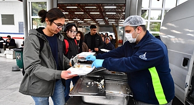 İzmir'de öğrencilerin yanında Büyükşehir var!