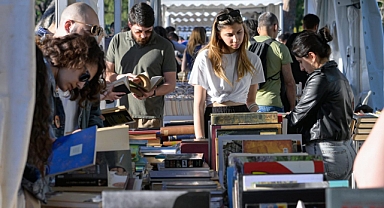 İzmirliler İzmir Kitap Fuarı'na akın etti