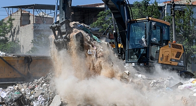 Büyükşehir'den Buca'da temizlik operasyonu