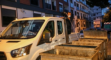 Karşıyaka’da ilaçlama ekiplerinden akşam mesaisi