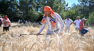 Bornova'da ilk hasat Başkan Eşki'den!