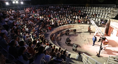 Efes Selçuk'ta sanat ve dayanışma Amfi Tiyatro Sahnesinde buluştu