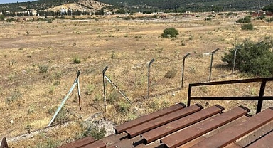 Kınık'ta futbol sahası kaderine terk edildi!