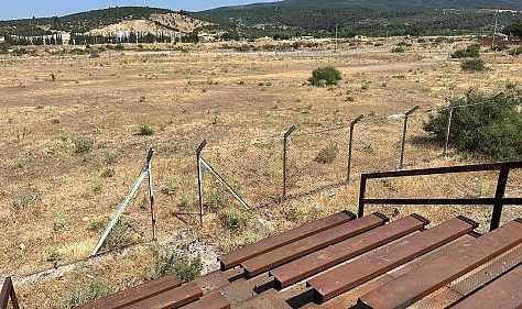 Kınık'ta futbol sahası kaderine terk edildi!