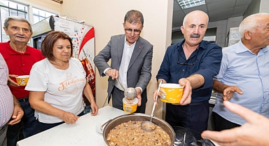 Başkan Tugay aşure bereketini paylaştı