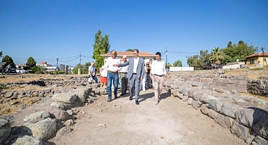 Başkan Tugay Smyrna kazılarını inceledi