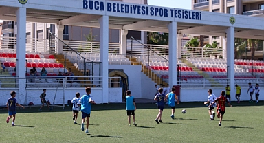 Bucalı minik kramponlar futbol eğitiminde