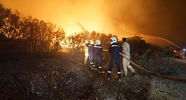 İzmir İtfaiyesi Buca'da başlayıp Gaziemir'e ulaşan yangına karşı siper oldu