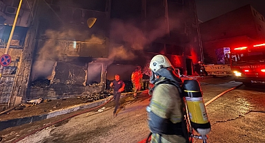 İzmir İtfaiyesi Konak'ta çıkan yangında iki kişiyi kurtardı