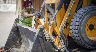 Büyükşehir'in kadın çekici operatörü tabuları yıktı!