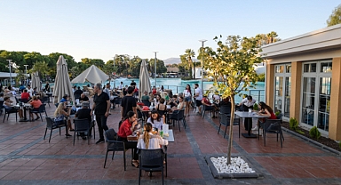 İzmirliler yenilenen Göl Gazinosu’na akın etti