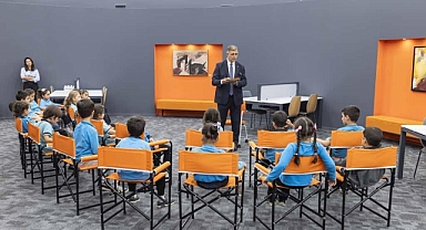 Başkan Tugay kütüphanede çocuklara hikaye okudu