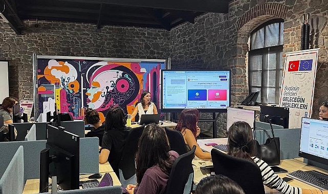 İzmir Büyükşehir’den gençlere 'Canva' eğitimi