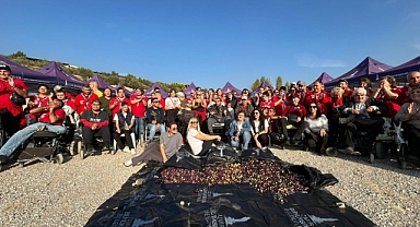Engelli yurttaşlar ve yakınları zeytin hasadında buluştu