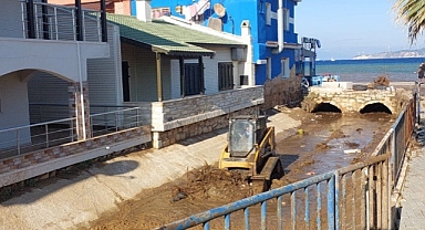 Foça'da rekor yağış sonrası dere temizliği ve alt yapı çalışmaları hız kazandı