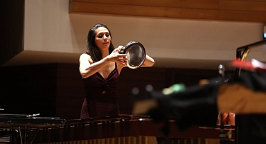 İzmir Devlet Senfoni Orkestrası'na tencere ve tava ile eşlik etti