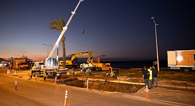 İZSU ekipleri Güzelbahçe–Narlıdere ana iletim hattındaki arızayı giderdi