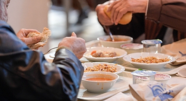 İzmir'de bir tabak yemekle hayatlar ısınıyor