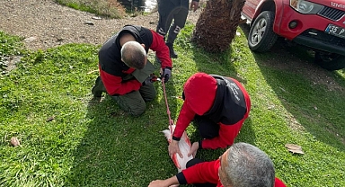 İzmir İtfaiyesi ayağına misina dolanan flamingoyu kurtardı