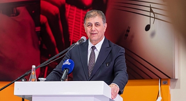 Başkan Tugay'dan kadın mücadelesine güçlü çağrı: Haksızlığın karşısındaki mücadelenin bir parçasıyım