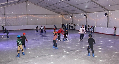 İzmir'de öğrenciler buz pistinde buluştu