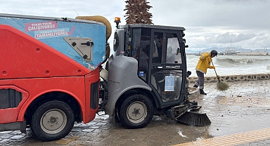 Kuşadası Belediyesi’nden sağanak ve fırtına mesaisi