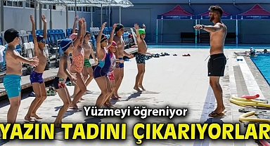 Yüzmeyi öğreniyor, yazın tadını çıkarıyorlar