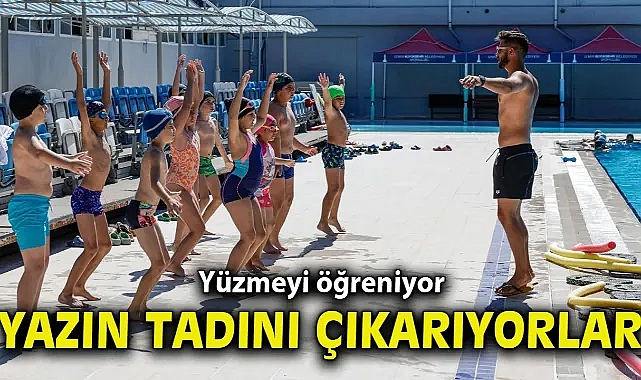 Yüzmeyi öğreniyor, yazın tadını çıkarıyorlar